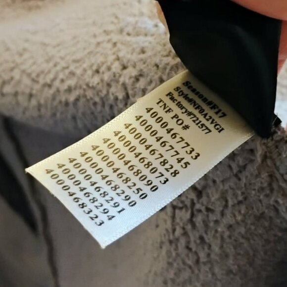 The North Face Women's Osito 2 Jacket - Grey Silken Sherpa Fleece - Picture 12 of 16